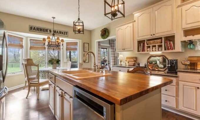 Buechel House | Welcome PGA Guests! Luxurious, Clean & Comfy! Playground for the kids, firepit