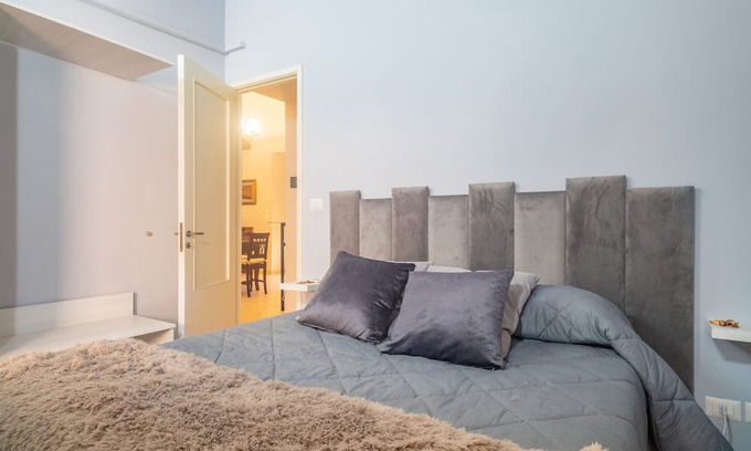 Belpasso House | Holiday Home 'Le 100 Sculture Apartment' with Mountain View, Wi-Fi and Air Conditioning