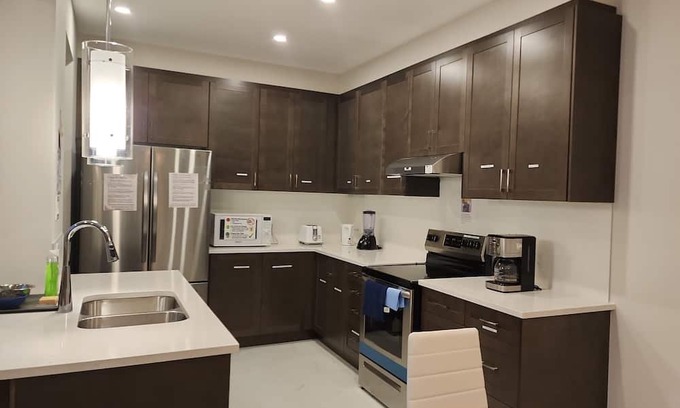 Ottawa Division House | Stylish & Modern 4BD/3.5 Bath Townhome w/Self Check-In+Kitchen & ParkinginKanata