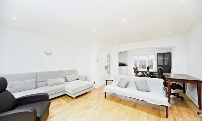 Purley House | 5BR Family Home Close to Parks and City Links