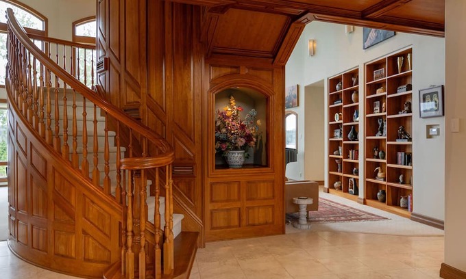 Kingston House | Waterview Estate: Luxurious 6 Bd/7 BA | Savvy VRM