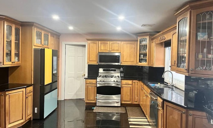 Edison Apartment | Downtown Edison, Close to NYC Modern Luxury Retreat - Single Family Home