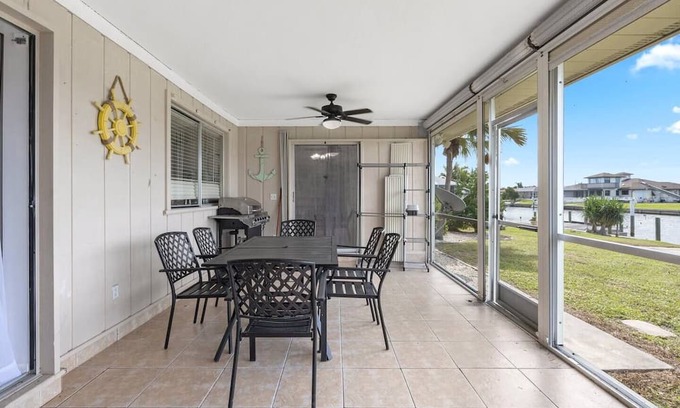 Edgewater House | Located in the center of the town