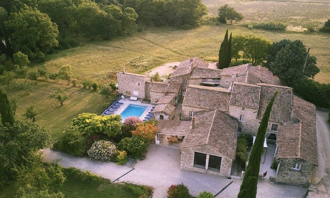Valaurie House | Homerez - Spacious house for 4 ppl. with shared pool and terrace at Valaurie