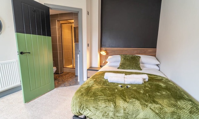 Beeston Apartment | Modern work Retreat with Dedicated Workspace | Pass the Keys