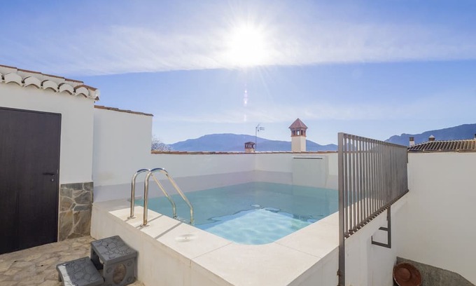 Zafarraya Cottage | Cubo's La Casa de Tita Elvira 8 PAX / communal swimming pool / valley views