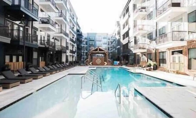 Sobro Apartment | Top Floor Luxury-Steps to Broadway with a pool!