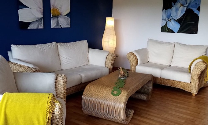 Hehlen Apartment | Fewo Summertime Direkt an der Weser mit Schloß+weserblick und Idyllischem Garten