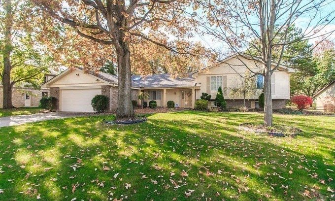 Dayton House | 6 Bedroom, Huge Yard Family Home for Entertainment in the heart of Centerville!