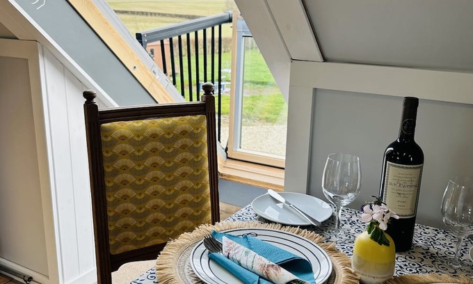 Llantarnam Apartment | Rural idle yet so connected to surrounding leisure activities and city life. Wow