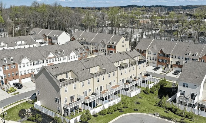 Gambrills House | Charming 3-bedroom 3.5 bath townhome in delightful Gambrills