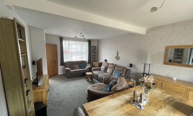 Heaton House | Beautiful 3-Bed House in Romford