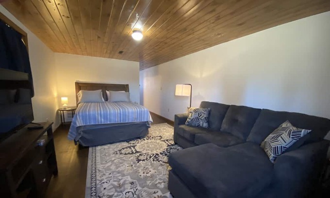 Washington Apartment | Pet friendly Studio Apartment on quiet street with extra large parking garage!