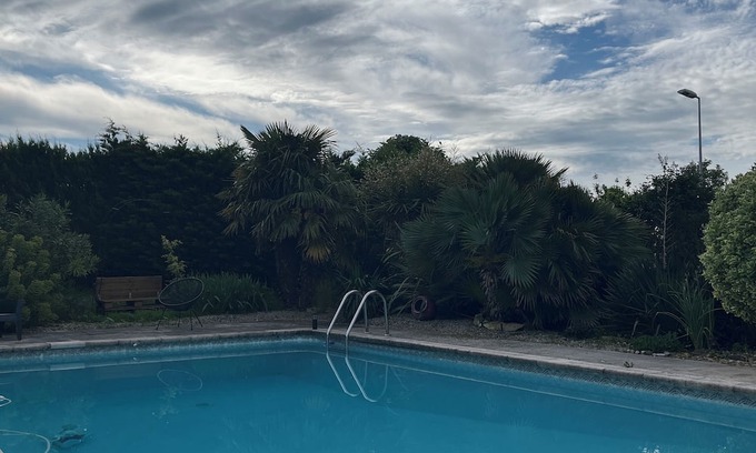 Trizay Bed & Breakfast | Chambre Indépendante et Privative Avec Terrasse et Piscine à 20 min des Plages