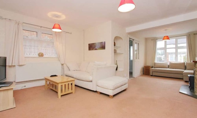 Andover House | Large cosy house ideal for corporate lets