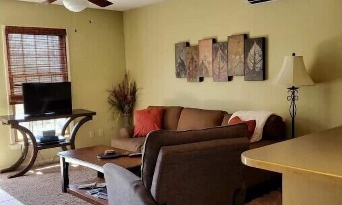 Rogers House | Peaceful place-Rogers King bed/garage parking!