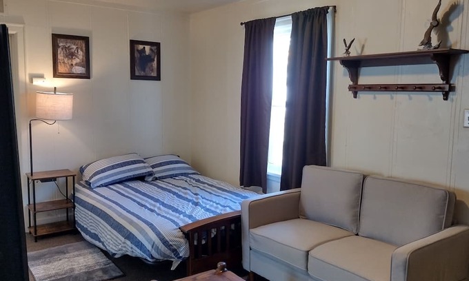 Hamilton House | 2 person on Ravalli