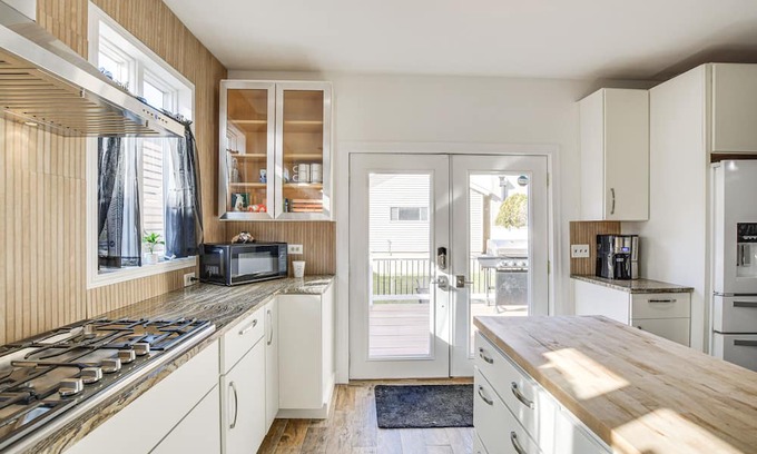 Bucktown House | Bright Chicago Home w/ Backyard < 5 Mi to Downtown