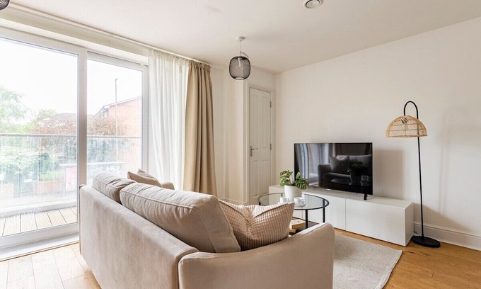 Epsom Apartment | Modern Luxury Flat With Sofa Bed in Epsom/Surrey