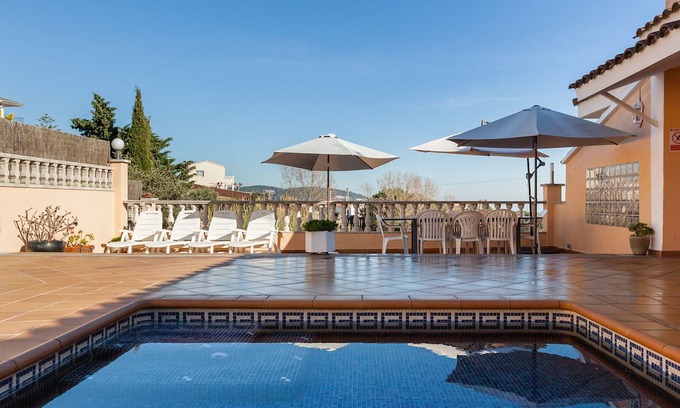 Sant Cebria de Vallalta House | Holiday Home 'Villa Sol' with Sea View, Private Pool and Wi-Fi