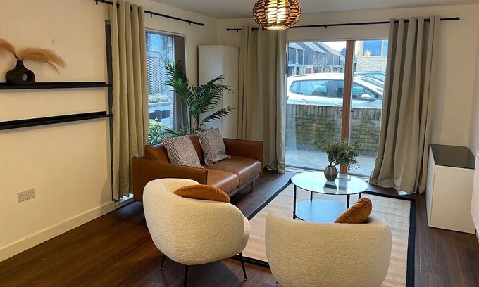 Trumpington Apartment | Superior Cambridge Apartment-King Bed nr Hospitals