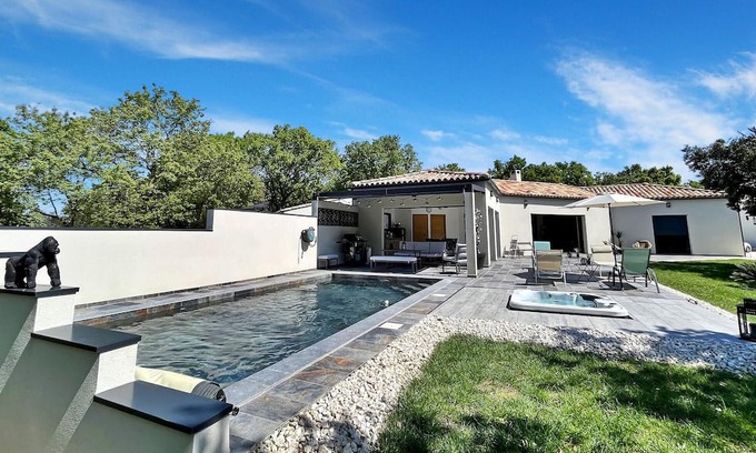 Sainte-Cecile-les-Vignes House | Experience the charm of Sainte Cécile Les Vignes in this delightful, air-conditioned villa, an idyll
