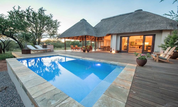 Hoedspruit Villa | Villa Lethabo: Elegance Amidst Majestic Old Trees