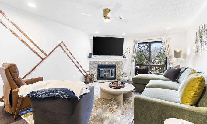 Table Rock Condo | Luxury Pet-Friendly Condo at Pointe Royale w/water view and West Elm furniture!