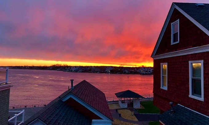 Rumson House | Jersey Shore Beach House with Fantastic Views in the Heart of Town