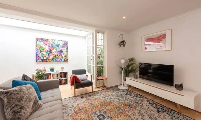 Fitzroy North House | Funky 1 BR home in Fitzroy on Brunswick street!