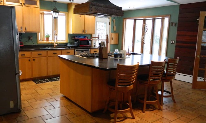Melrose House | Spacious three bedroom house with pool and hot tub near Historic Suffield Center
