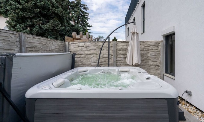 Donaustadt Villa | Villa near the VIC and United Nations and the Danube.