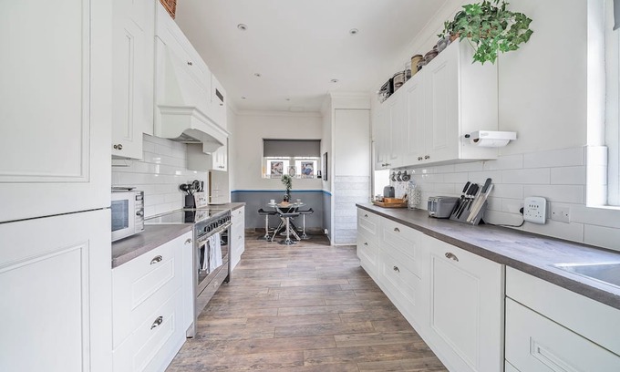 Oxshott House | Pass The Keys - Oxshott Stationside Cottage - Dogs Welcome !