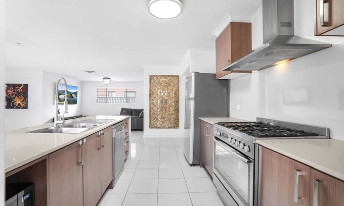 Truganina House | Spacious House @Truganina WIFI available 2.5km from Local Shopping Centre