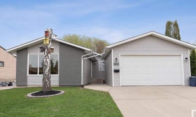 Northeast Edmonton House | Charming Bungalow near Yellowhead Trail - Your Cozy Home in Edmonton!
