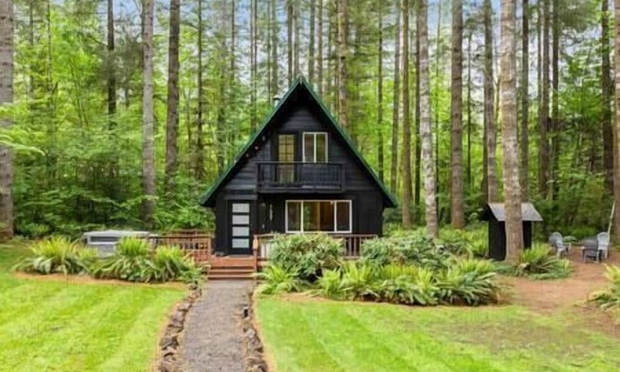 Ariel House | Elk Cabin near Lake Merwin + Hot Tub