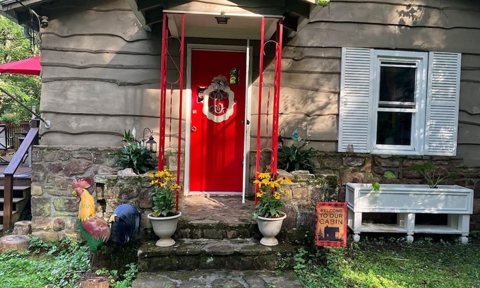 Crossnore Cottage | Dog-friendly all-season cottage with mountain views, firepit, grill, AC, & W/D