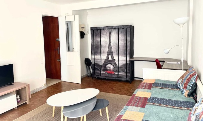 Suresnes Apartment | Homerez - Beautiful studio for 2 ppl. at Suresnes