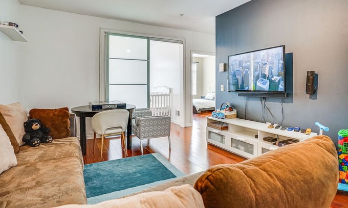 Linden Condo | Lovely Linden Apartment - Walk to Train Station!