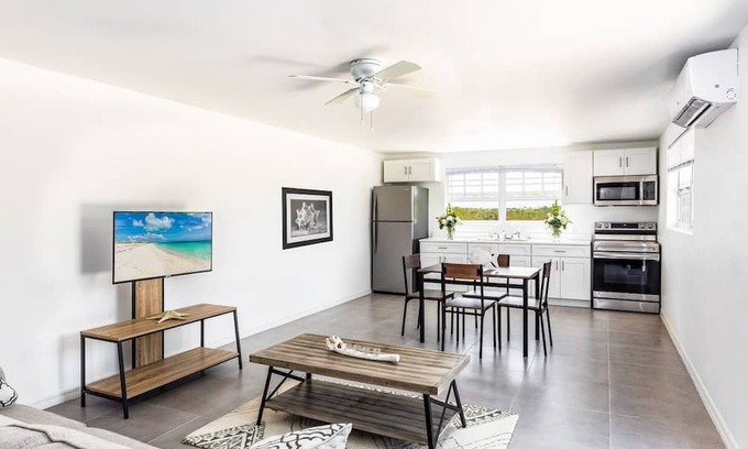 Venetian Road Settlement House | NEW Tropical Couples Retreat, Steps to the Beach