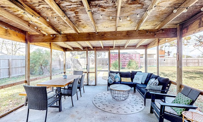 Aransas Pass House | Sunny home with screened-in patio, enclosed yard, W/D, & AC - snowbird-friendly