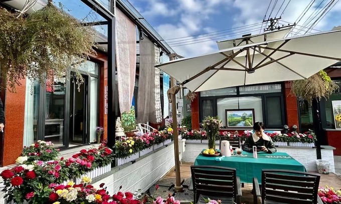 Huairou Bed & Breakfast | Flower Yard