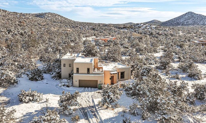Canoncito House | Pet-Friendly Santa Fe Home w/ Balcony Near Trails!