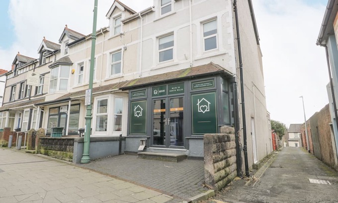 Llandudno Junction Apartment | APARTMENT 150, family friendly in Llandudno Junction