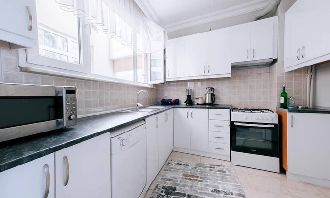 Moda Apartment | Flat w Balcony 3 min to Moda, 7 min to Bull Statue
