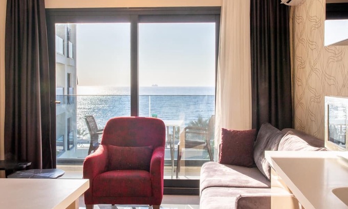Kadnlar Denizi Mahallesi Apartment | Sea View Flat w Pool 1 min to Beach in Kusadasi