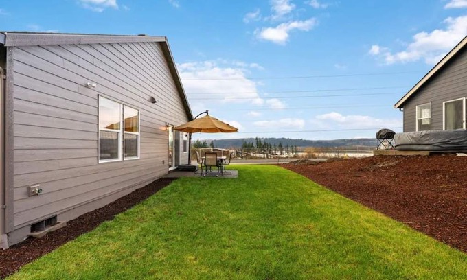 Carrolls House | Quiet Riverside Escape in Kalama