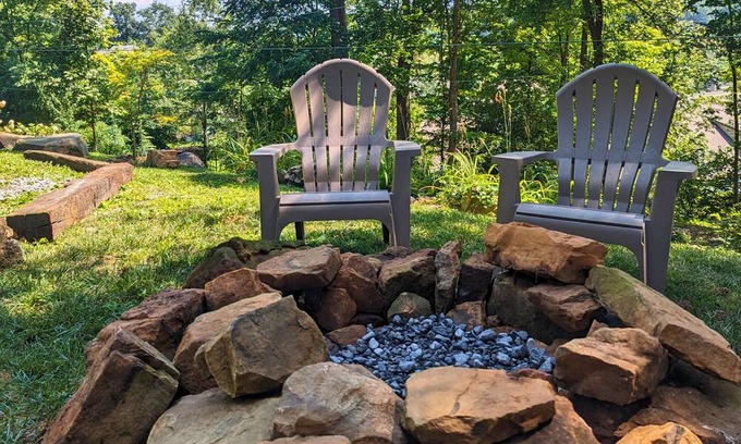 St. Elmo Improvement League House | St. Elmo Oasis: Modern, Colorful, Fire Pit, 3BD