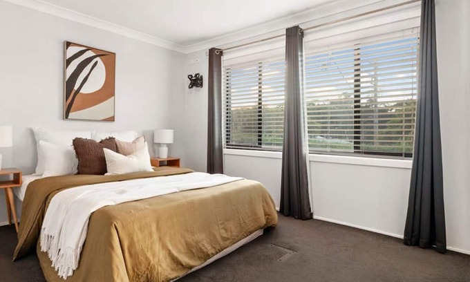 Elermore Vale House | Aries Abode - 3 Bedroom Newcastle Boutique Accomodation