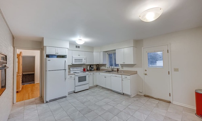 Burns Park Cottage | Quiet Ann Arbor Home - 2 Mi to Michigan Stadium!